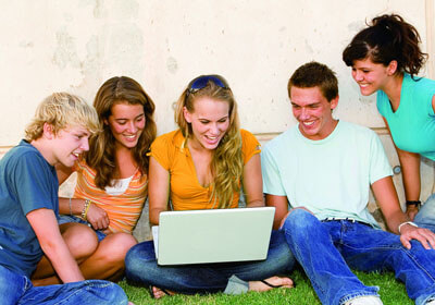 立陶宛射箭选手勇夺铜牌，庆祝喜悦