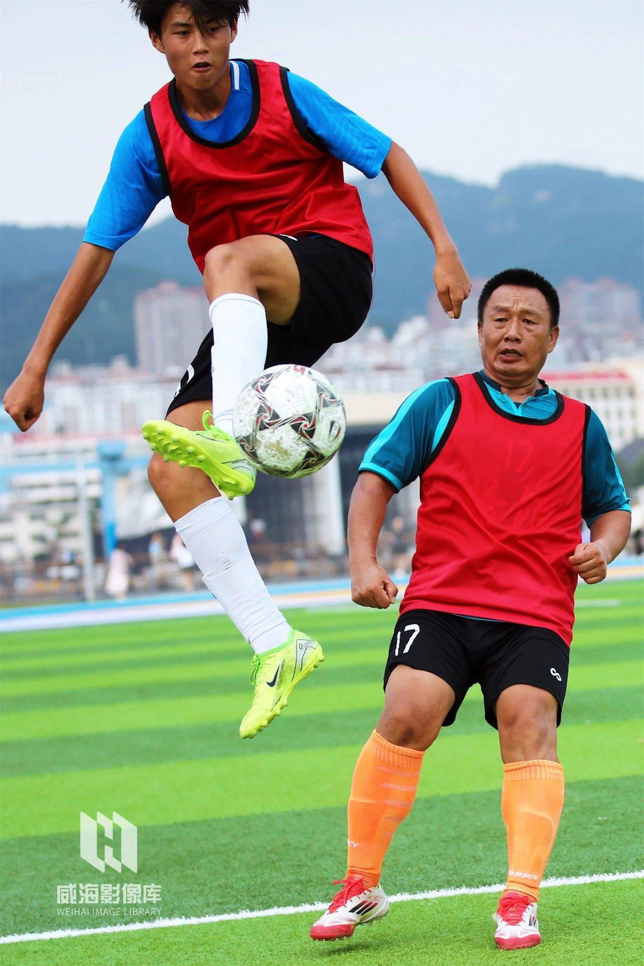 od体育娱乐-火药味十足！足球比赛实力对决成焦点！