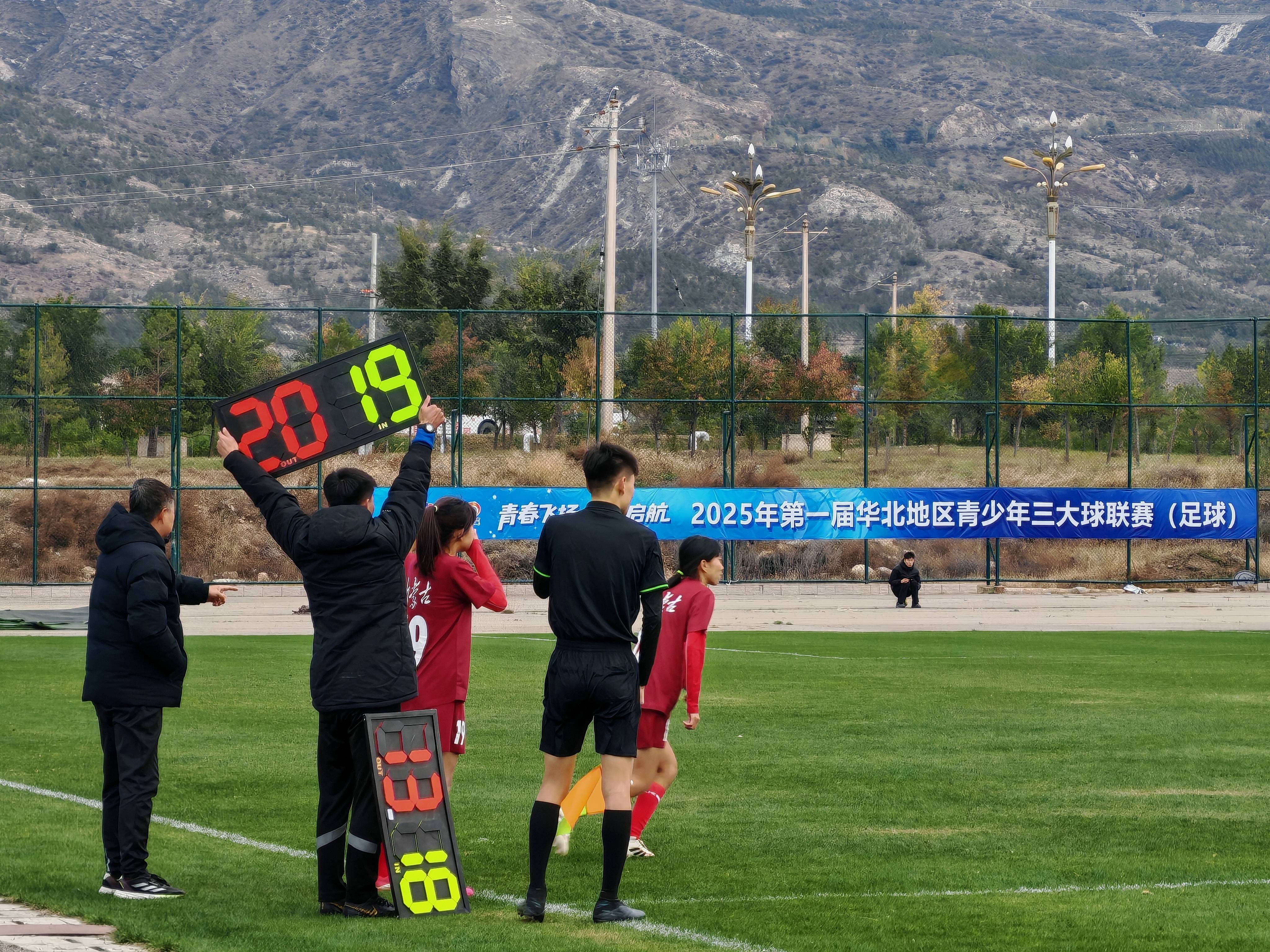 火药味十足!足球比赛实力对决成焦点! 火药味十足!足球比赛实力对决成焦点!