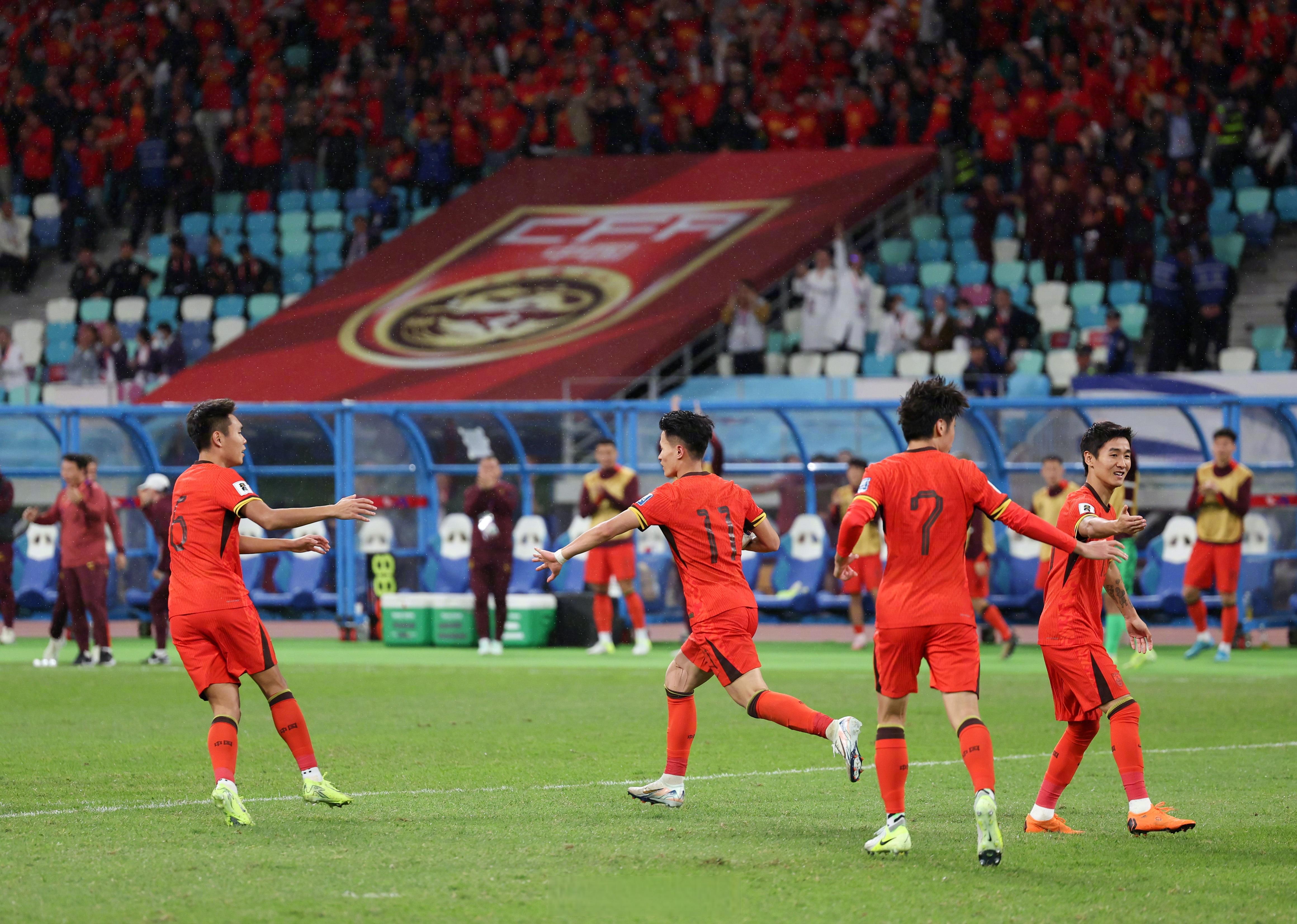 球队在比赛中击败对手,晋级决赛 球队在比赛中击败对手,晋级决赛