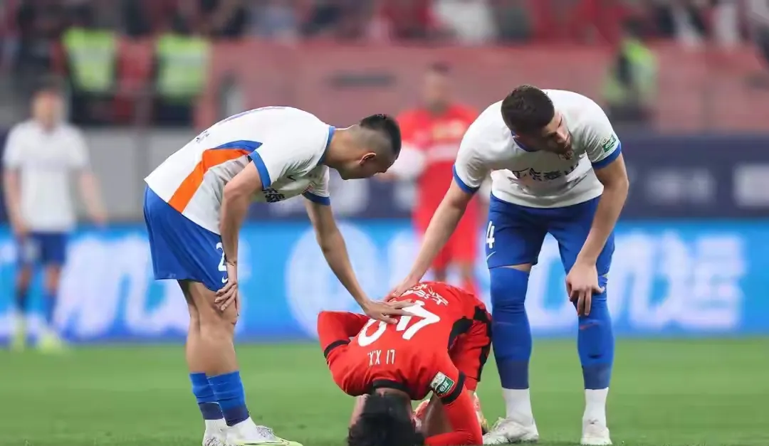 包含足球赛场的纷争让人心潮澎湃！的词条