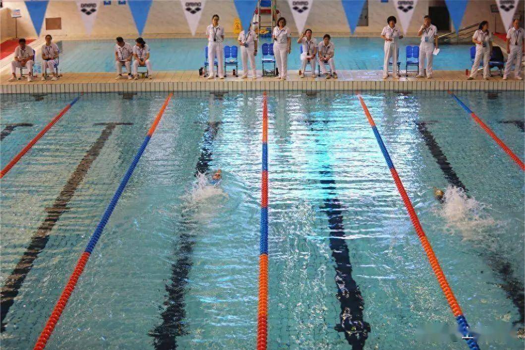 关于游泳池中激烈角逐，选手上演绝技的信息