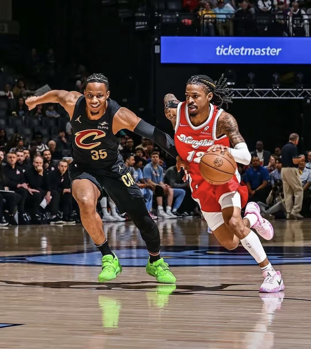 球队突然宣布更换教练，球迷纷纷感到意外