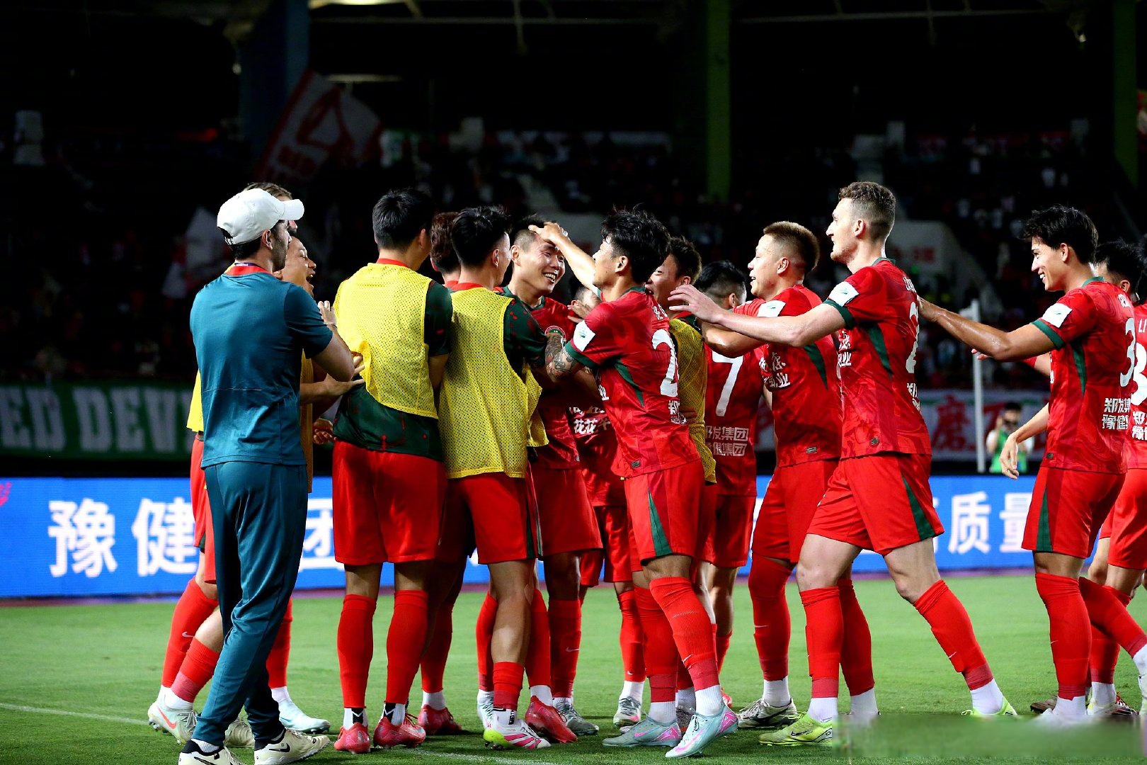 关于纷争不断的足球赛季，各队势力交锋火爆场面的信息